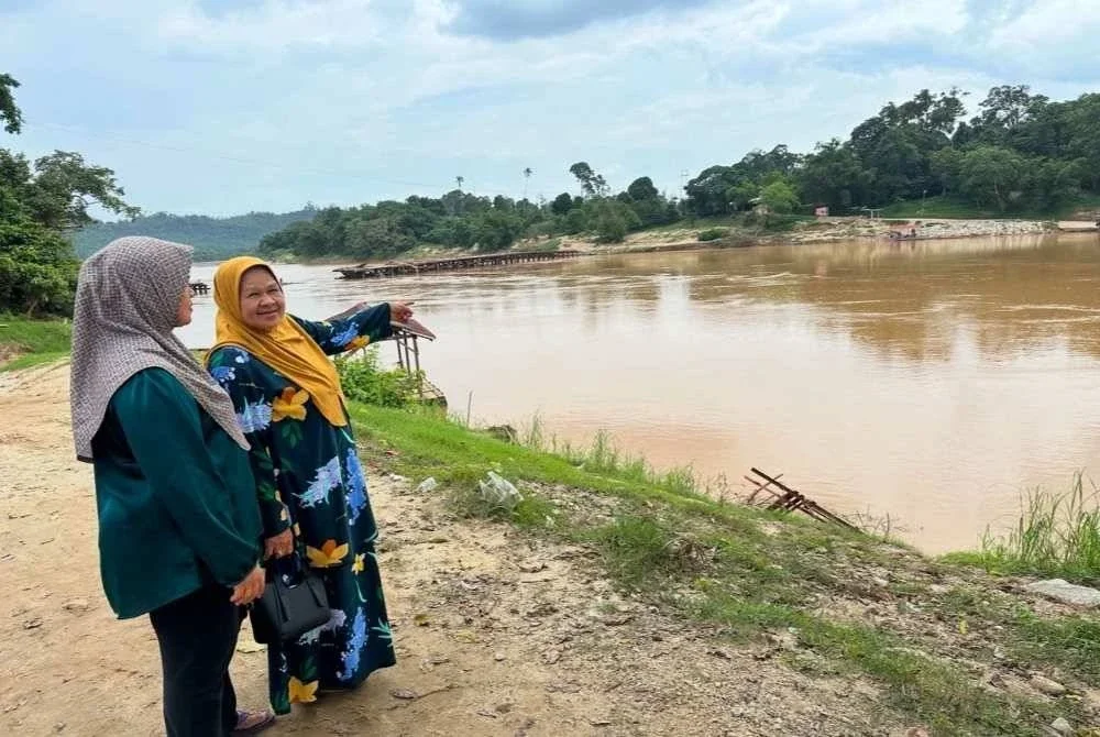 Jambatan sementara sebelum dihanyutkan arus. - Foto Sinar Harian/Adila Sharinni Wahid