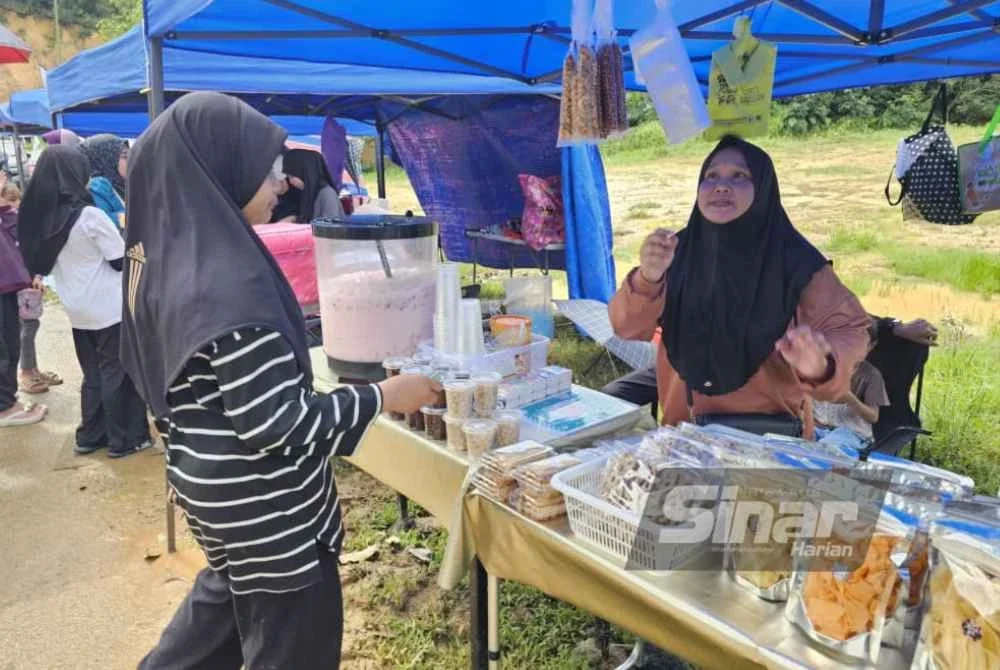 Shidah membuka gerai jualan seawal jam 6 pagi di luar pekarangan pusat pengundian SK Kawang, Papar.