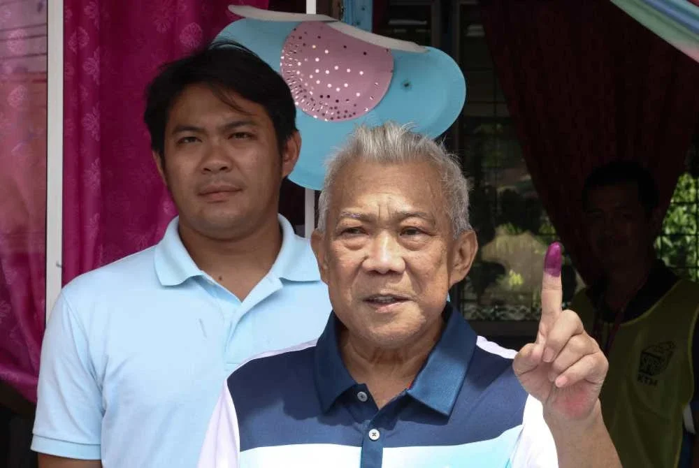 Bung Moktar selesai menunaikan tanggungjawab mengundi pada Pilihan Raya Negeri (PRN) Sabah ke-17, pada 11.20 pagi. Foto Bernama
Bung Moktar, yang juga calon bagi kerusi Dewan Undangan Negeri (DUN) Lamag, mengundi di Sekolah Kebangsaan (SK) Bukit Garam, Kinabatangan.
-- fotoBERNAMA (2025) HAK CIPTA TERPELIHARA