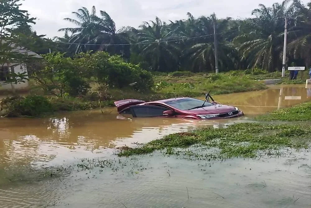 Kereta Perodua Bezza yang dipandu mangsa, Konstabel Muhammad Rahimi Amirudin, 23, terbabas ke dalam parit dalam kejadian jam 10.30 malam.