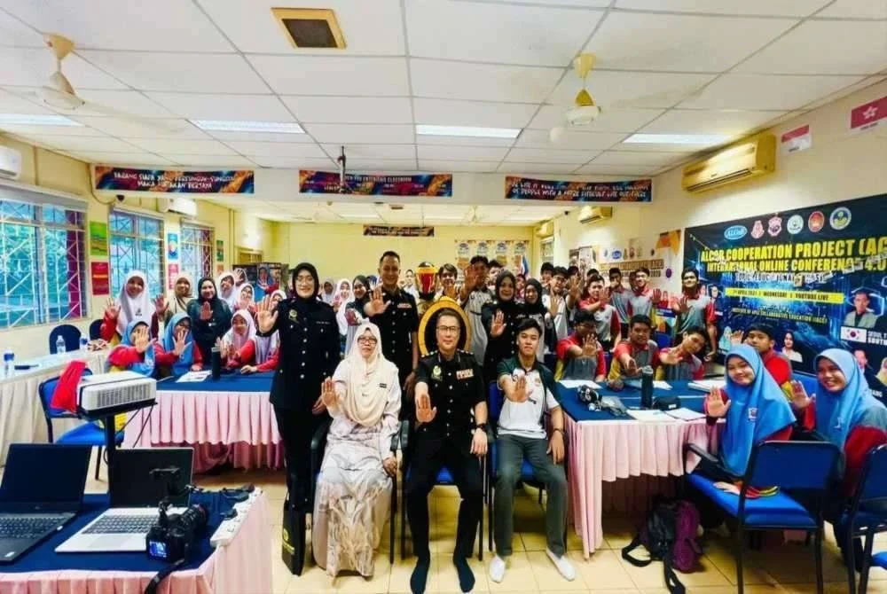 Ketua Cawangan Pendidikan Masyarakat SPRM Selangor, Rosmadi Kasim (duduk, tengah) dan Harisson (duduk, kiri) bersama pelajar yang terlibat dalam program dianjurkan di Shah Alam pada Jumaat.