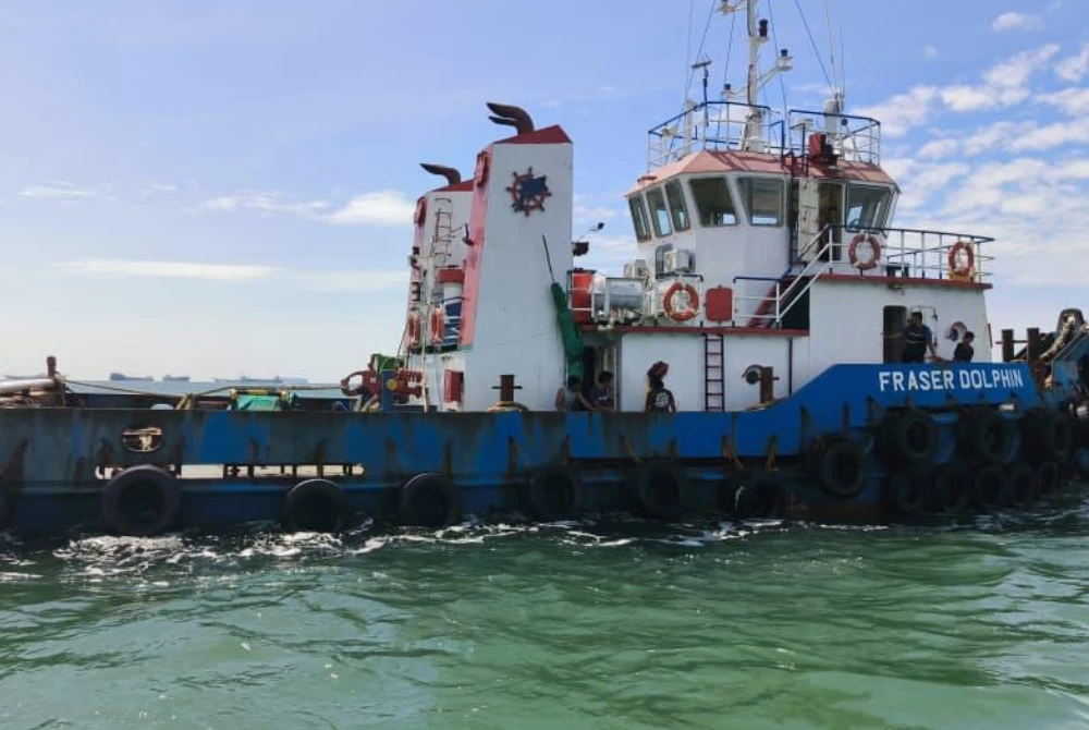 Mangsa berjaya diselamatkan oleh sebuah bot tunda sebelum dipindahkan ke Bot Petir 51 dan dibawa ke Jeti Bentayan, Muar. 