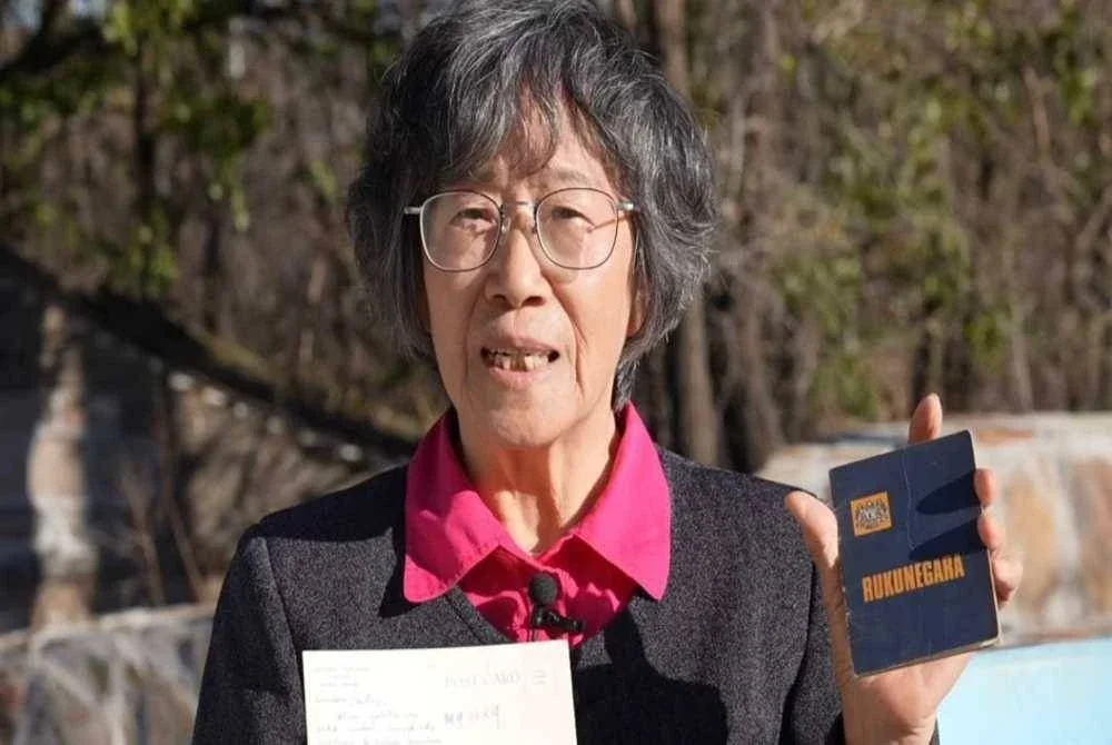 Cikgu Fatimah menunjukkan surat dan buku Rukun Negara selain minyak wangi yang pernah diterimanya daripada warga Malaysia sewaktu menjadi jurubahasa kira-kira 50 tahun lalu - Foto: Youtube Husna Liang