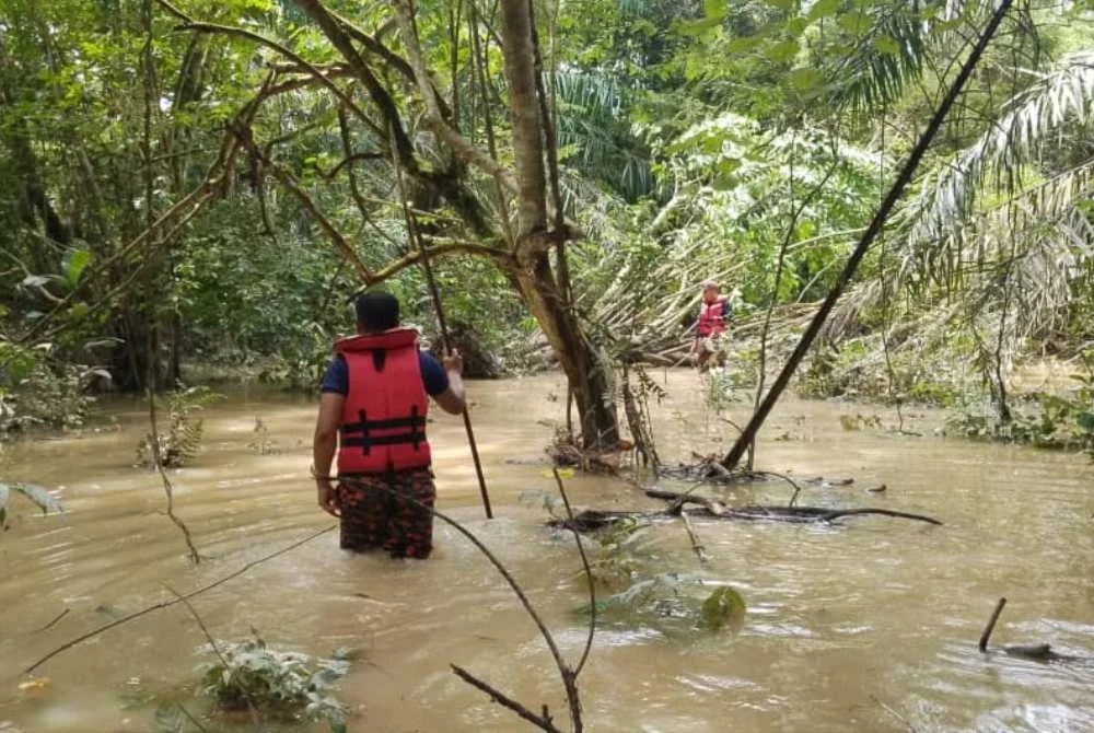 Anggota bomba melakukan pencarian sejauh lima kilometer, namun mangsa masih gagal dijumpai dan operasi ditangguhkan pada jam 6 petang.