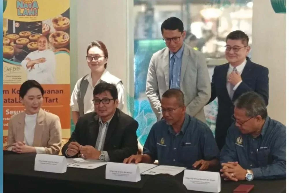 Dari kiri (duduk) Ketua Pegawai Eksekutif Kakatoo F&B, Joyce Chong, Datuk Yusof dan Ibrahim Marlan di majlis menandatangani MoU di Quill City Mall, Kuala Lumpur.