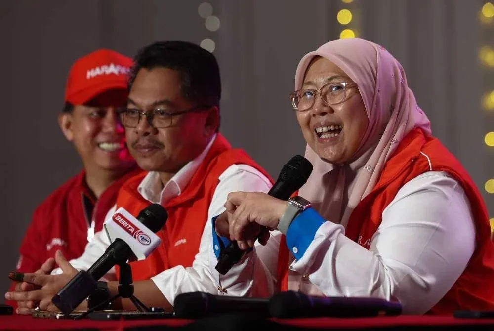 Fuziah (kanan) mengadakan sidang media mengenai keputusan PRN Sabah ke-17 di Pusat Operasi Pakatan Harapan. - Foto Bernama