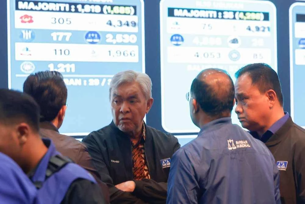 Ahmad Zahid berada di Command Centre Barisan Nasional (BN) bagi menunggu keputusan PRN Sabah ke-17. - Foto Bernama