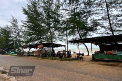 Hakisan telah menyebabkan pantai hanya berada tidak sampai 10 meter dari gerai jualan di Pantai Bisikan Bayu, Pasir Puteh yang sebelum ini lebih 100 meter
