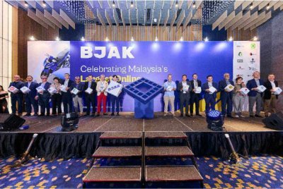 Ronald (sembilan dari kiri) bergambar bersama wakil 16 syarikat insurans terkemuka.