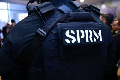 Pasukan penguat kuasa SPRM yang lengkap dengan senjata, jaket kalis peluru dan topeng muka telah menyerbu rumah Albert di Puchong pada Jumaat. - Gambar hiasan