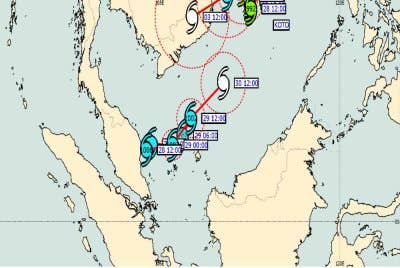 MetMalaysia pada Jumaat mengeluarkan amaran berkaitan Lekukan Tropika yang bergerak ke arah utara timur laut dengan kelajuan dua kilometer sejam (km/j) pada jarak kira-kira 50km ke tenggara Kemaman, Terengganu. Gambar MetMalaysia 