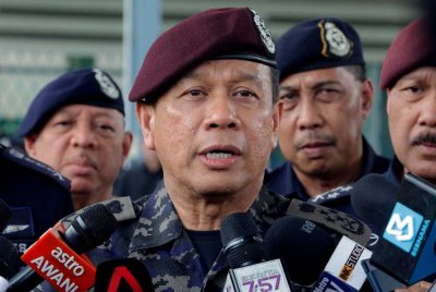 Mohd Khalid ditemui media selepas membuat lawatan di pusat mengundi di Sekolah Jenis Kebangsaan Cina (SJKC) Chung Hwa, Jalan Lee Tet Phui, Pusat Bandar Kota Kinabalu pada Sabtu. 