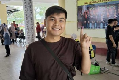 Mohd Sahrul membuang undi di pusat pengundian di SMK Pengalat.