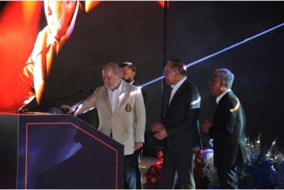 Sultan Ibrahim berkenan merasmikan Maharani Freeport Energy Gateway sambil diperhatikan Anwar di Tanjung Emas pada Sabtu.