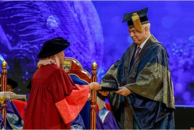Sultan Nazrin berkenan mengurniakan Ijazah Kehormat Doktor Undang-undang kepada Tengku Maimun sebagai penghargaan terhadap jasa serta sumbangan beliau pada Istiadat Konvokesyen Universiti Malaya (UM) ke-65 di Dewan Tunku Canselor, UM, pada Sabtu. Foto Bernama