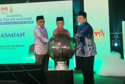 Mohd Na'im (tengah) melakukan gimik perasmian Karnival Al-Falah Madani dan Jelajah Madani Ulama dan Umara Peringkat Kebangsaan 2025 di Masjid Mengkuang Titi, Permatang Pauh pada Sabtu. Foto Bernama