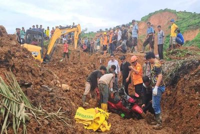 Sekurang-kurangnya 225 orang maut manakala puluhan lagi masih hilang selepas beberapa siri banjir dan tanah runtuh melanda tiga wilayah di pulau Sumatera, Indonesia minggu ini. - Foto AP
