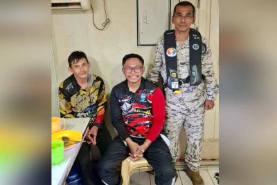 Dua nelayan terselamat selepas bot mereka
tenggelam di perairan Haji Baki, Muar, tengah hari Sabtu. Foto Maritim Malaysia