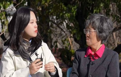 Cikgu Fatimah (kanan) menceritakan perjalanan hidupnya belajar jurusan Bahasa Melayu. - Foto: Youtube Husna Liang.