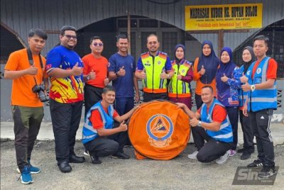 Nik Saiful Adli (lima dari kiri) bergambar bersama peserta latihan. 