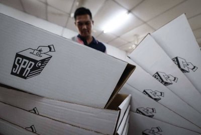 Petugas SPR menyusun peralatan mengundi ketika tinjauan di pusat mengundi sempena Pilihan Raya Negeri (PRN) Sabah ke-17. Foto Bernama