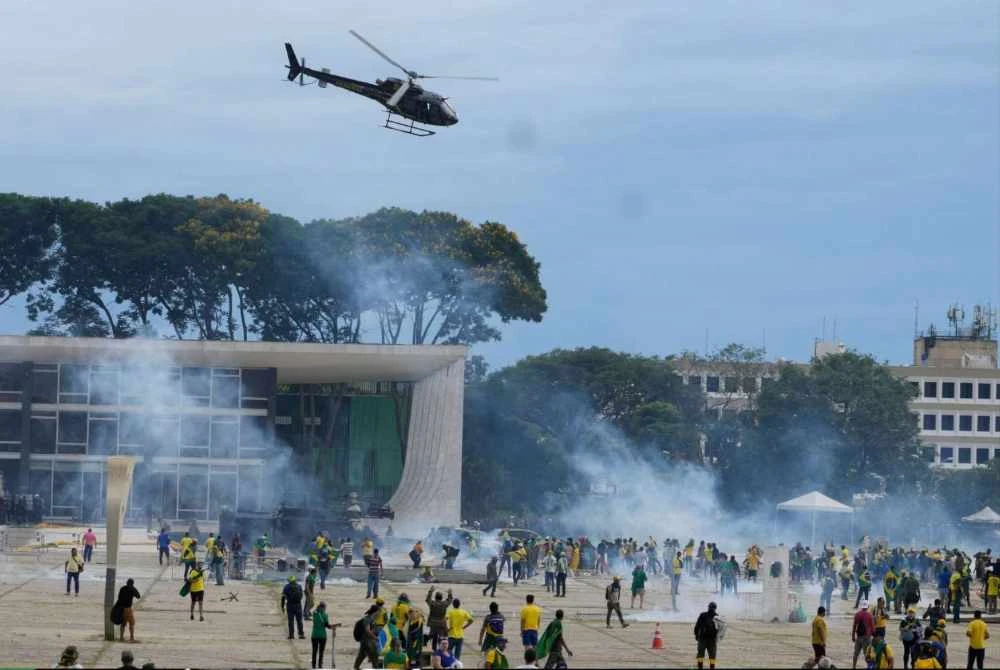 Ribuan penyokong beliau melakukan rusuhan ke atas bangunan Kongres sebagai membantah keputusan Pilihan Raya Presiden pada 2022.