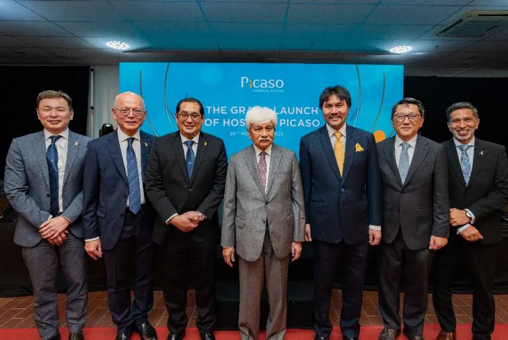 Tuanku Muhriz (tengah) berkenan mencemar duli merasmikan Pelancaran Hospital Picaso diiringi Tunku Besar Seri Menanti dan Pengerusi Hospital Picaso, Tunku Ali Redhauddin Ibni Tuanku Muhriz.