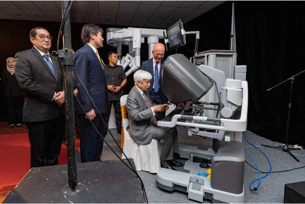 Tuanku Muhriz berkenan merasmikan Pelancaran Hospital Picaso dengan memotong reben secara simbolik menggunakan sistem pembedahan robotik canggih Da Vinci.