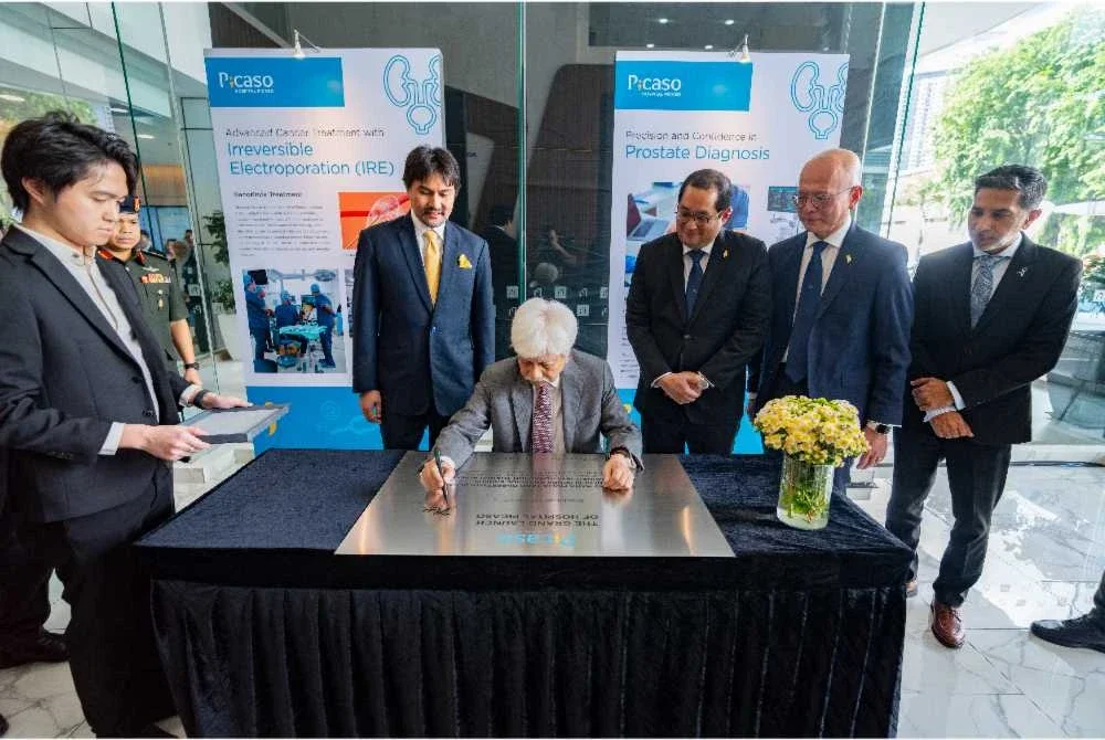 Tuanku Muhriz berkenan menandatangani plak peringatan di Hospital Picaso semasa lawatan baginda sebagai sebahagian daripada pelancaran rasmi Hospital Picaso.