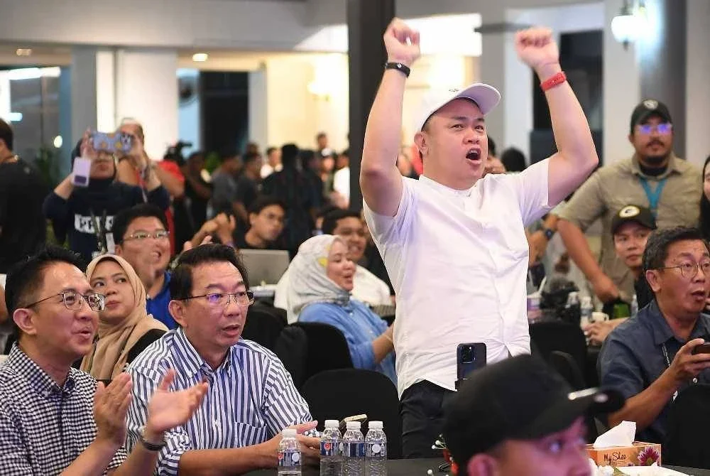 Penyokong-penyokong GRS bersorak ketika menyaksikan keputusan PRN Sabah ke-17 Kediaman rasmi Ketua Menteri di Sri Gaya. - Foto Bernama