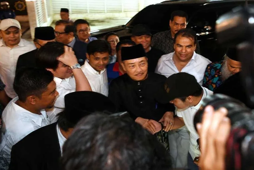 Pengerusi GRS, Datuk Seri Hajiji Noor (tengah) bersalaman dengan penyokongnya ketika tiba Kediaman Rasmi Ketua Menteri di Sri Gaya. - Foto Bernama