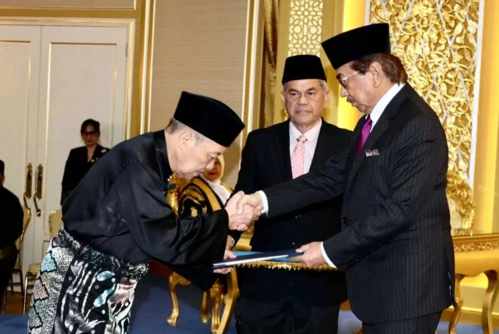 Hajiji menerima watikah pelantikan daripada Yang di-Pertua Negeri, Tun Musa Aman di Istana Seri Kinabalu.