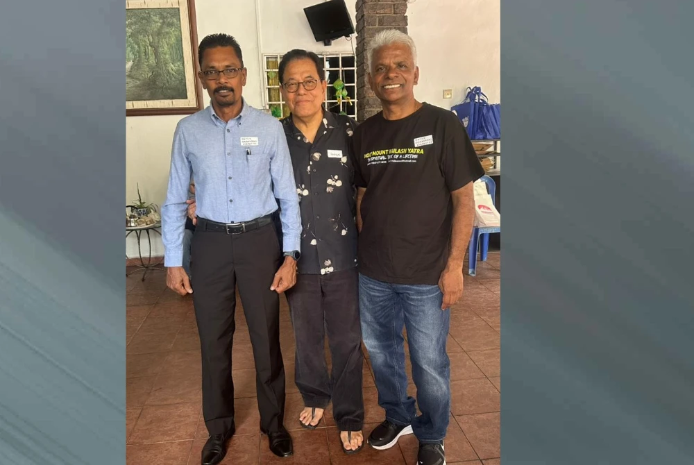 Bersama Datuk Magendran dan Datuk Mohandas.