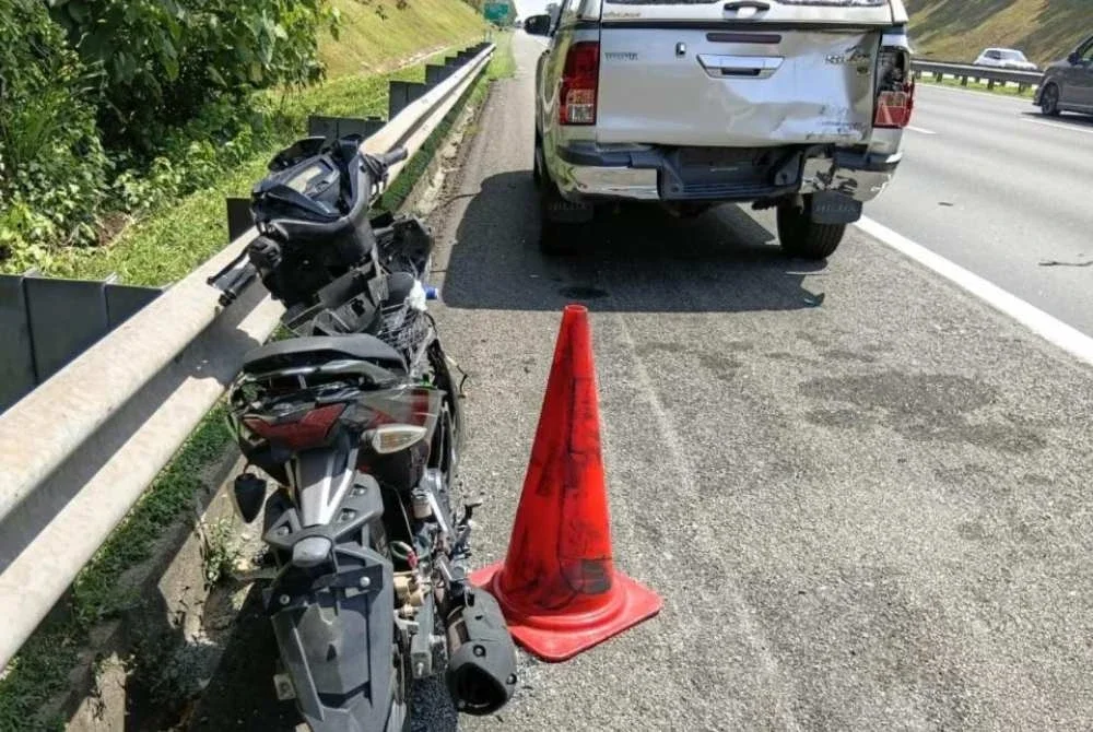 Anggota tentera maut selepas motosikal ditunggangnya merempuh sebuah pikap polis rosak yang berhenti di lorong kecemasan Kilometer 198.3 Lebuhraya PLUS arah selatan dekat Ayer Keroh.