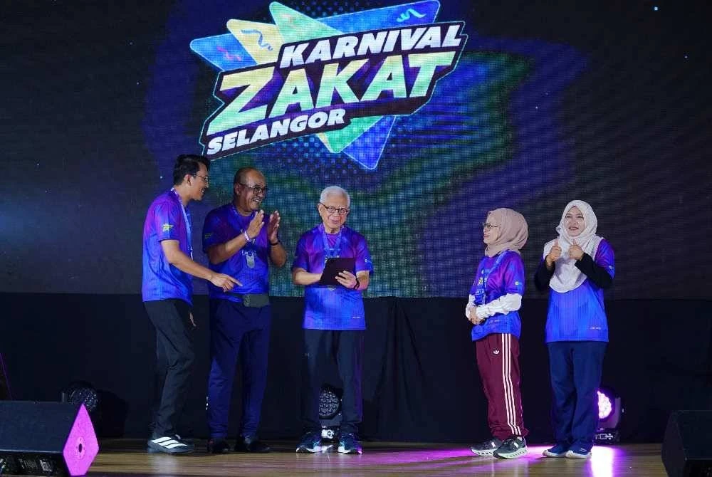 Raja Arshad (tengah) melakukan gimik pelancaran Kempen Impak Dirasa sempena KZS 2025 di Dewan Raja Muda Musa pada Sabtu. Foto: Mohd Halim Abdul Wahid