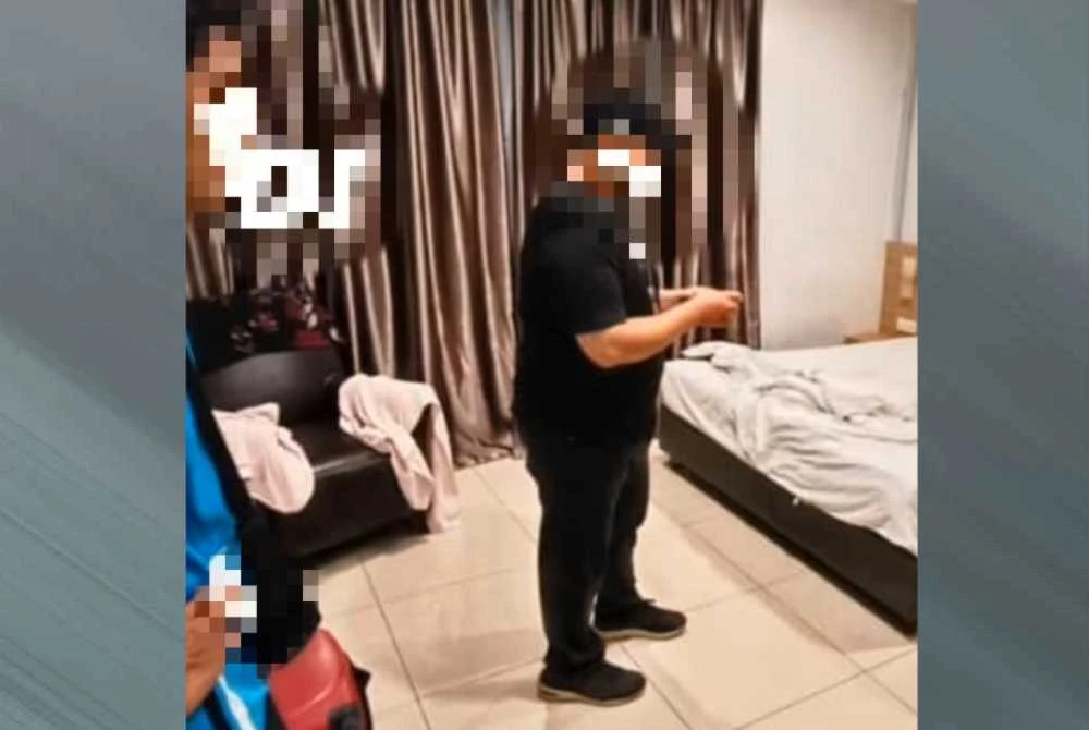 Penguatkuasa JAINJ melakukan pemeriksaan di sebuah hotel di Kluang. - Foto JAINJ