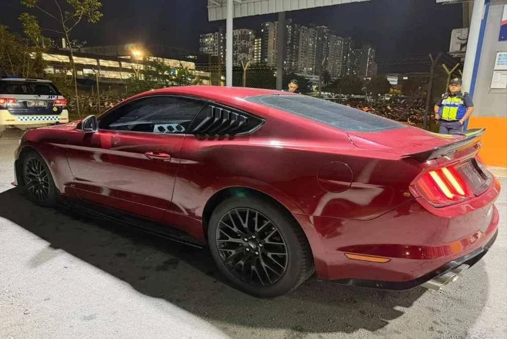 Kenderaan dipandu wanita itu turut disita untuk tindakan lanjut.