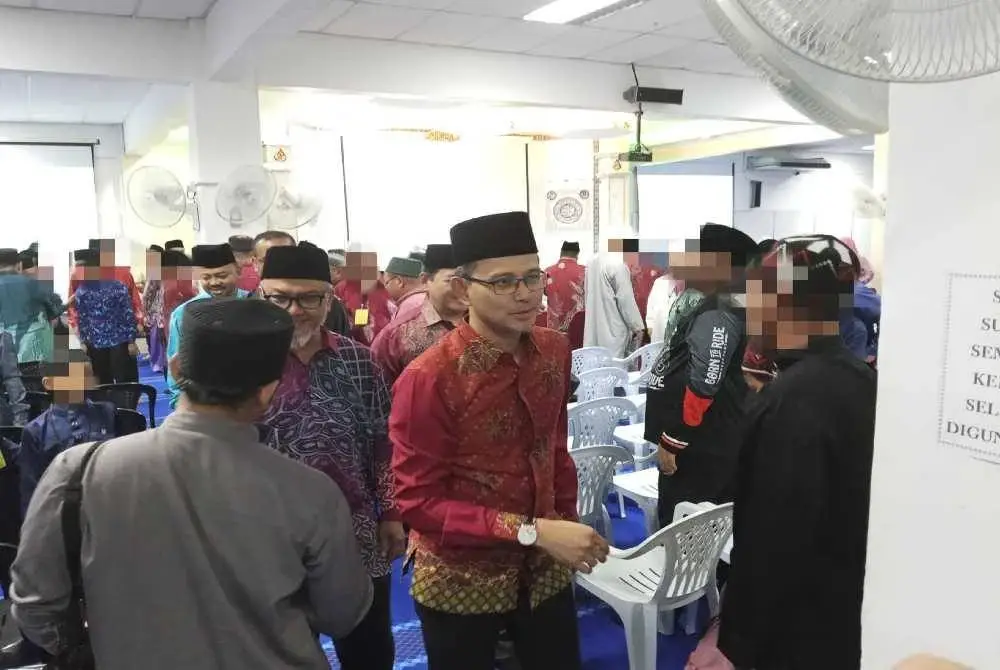 Mohd Fared bertanya khabar peserta Program Pemantapan Akidah dan Istitabah di Masjid As'Syifa Bandar Penawar Kota Tinggi.
