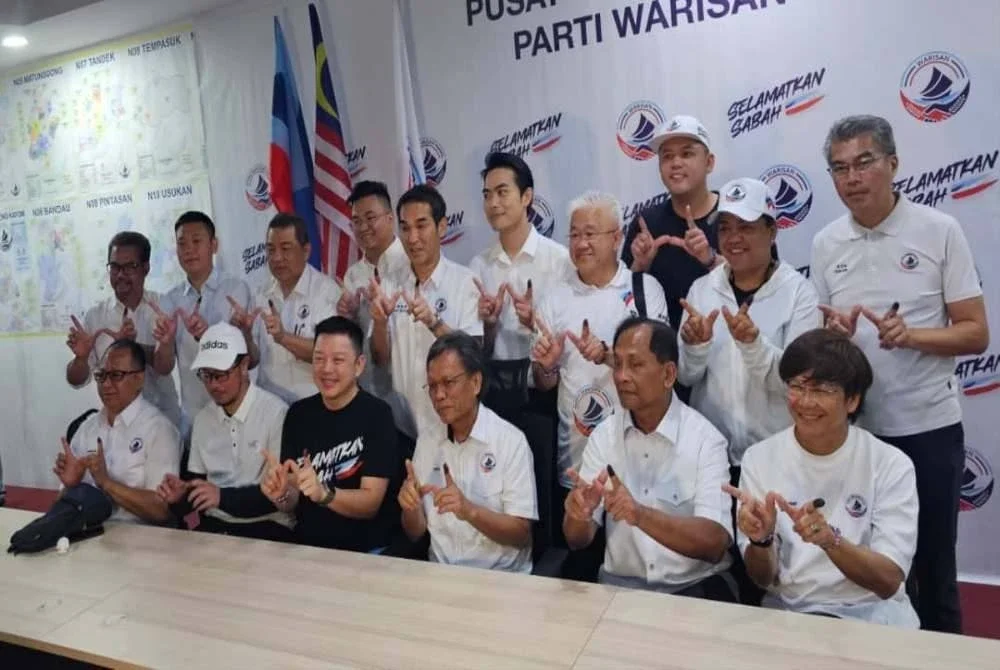 Mohd Shafie (duduk, tiga dari kanan) bersama sebahagian calon Warisan yang menang dalam PRN17.