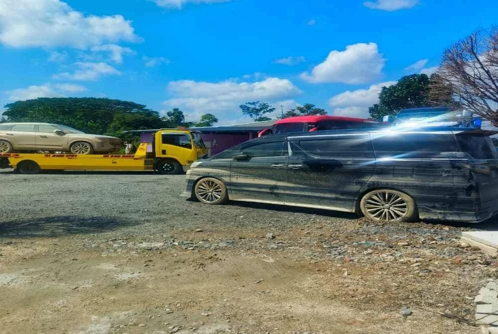 Antara kereta yang berjaya dibawa keluar dari Haytai pada Ahad.