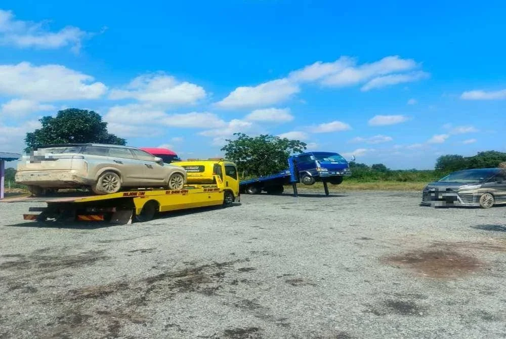 Kebanyakkan kereta rakyat Malaysia yang dibawa keluar dari Thailand ditenggelami banjir.