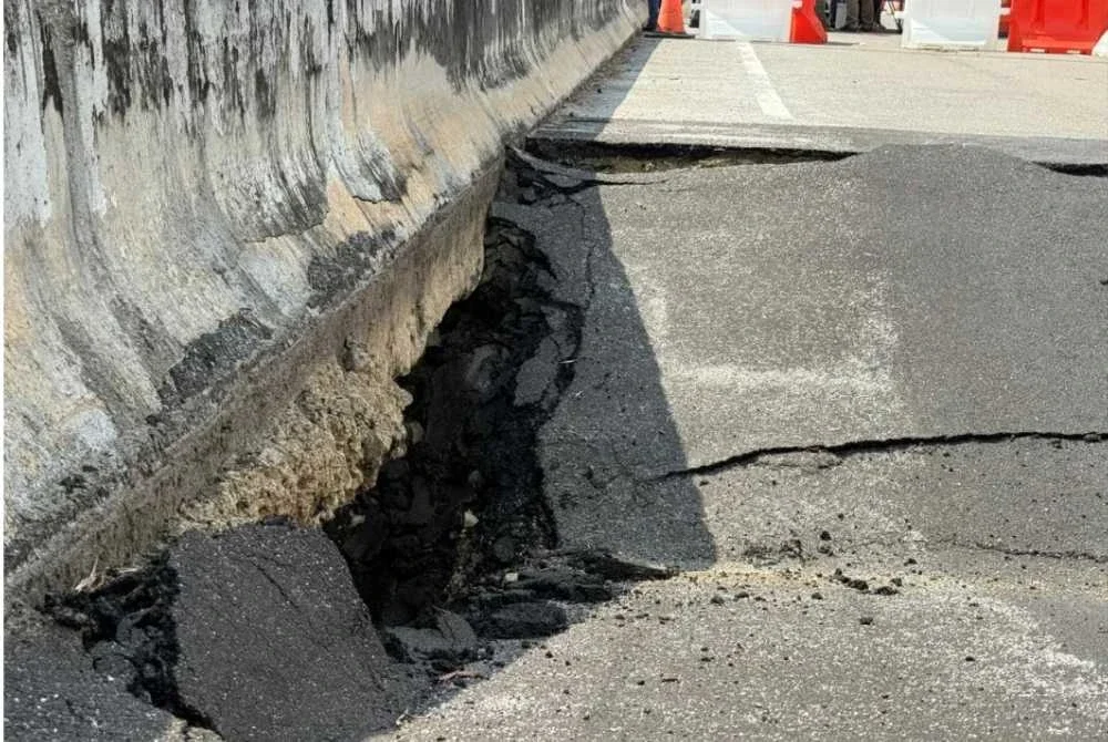 Keadaan permukaan jalan mendap dipercayai berpunca sistem pembetung bermasalah.