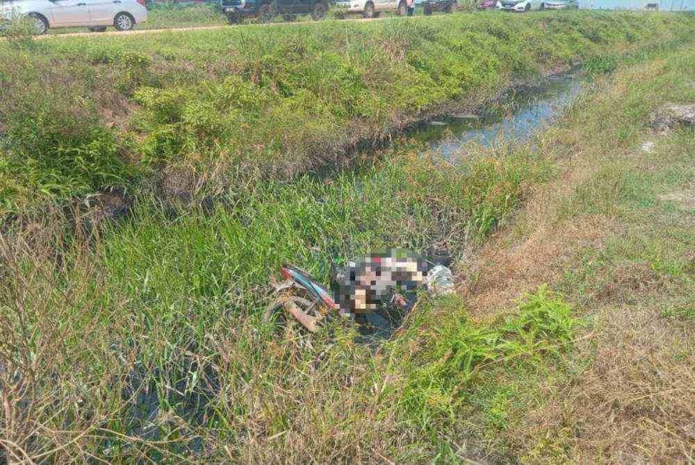 Pengawal keselamatan maut selepas motosikal yang ditungganginya terbabas sendiri sebelum tercampak ke dalam parit di laluan dari Ladang Sungai Kembar menghala ke Gate 1 Tanjung Gemok pagi Ahad. - Foto IPD Rompin. 