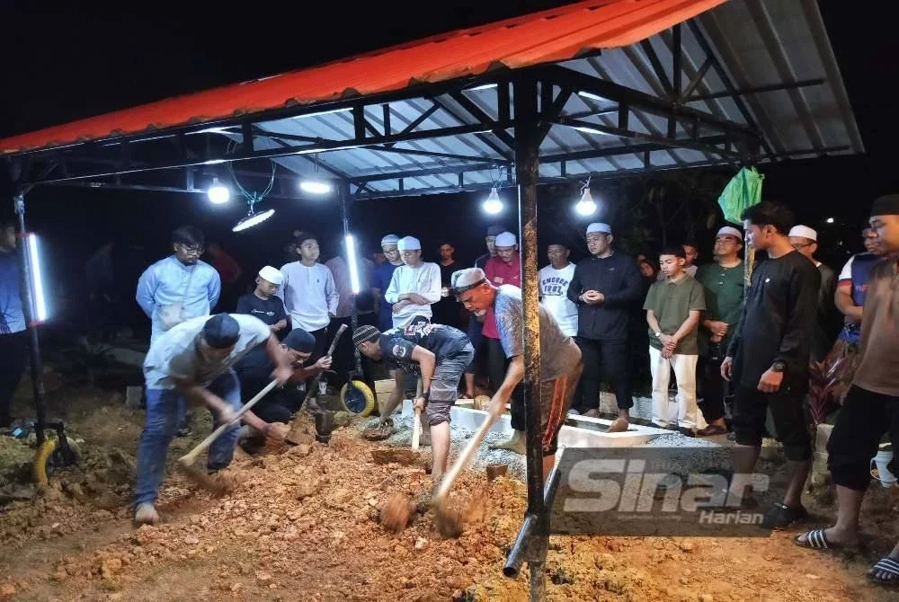 Suasana hiba menyelubungi pekarangan tanah perkuburan apabila lebih 100 orang termasuk ahli keluarga, rakan-rakan serta penduduk kampung hadir mengiringi perjalanan terakhir Allahyarham.