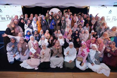 Firdaus (tengah) bersama peminat buku pada majlis Karangkraf Book Tea Party pada Sabtu.