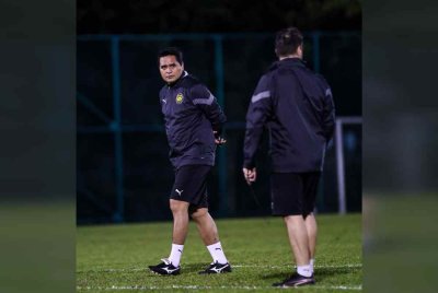 Nafuzi (kiri) berdepan tugas getir apabila bakal mengemudi skuad B-23 berdepan Laos tanpa lima tonggak utama yang memiliki tugas bersama kelab selepas pertindihan jadual dengan aksi Liga Super, bulan depan. Foto FAM