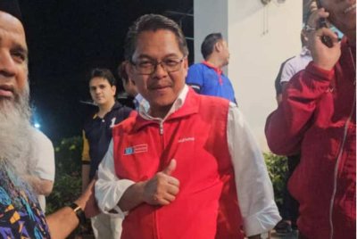 Mustapha (tengah) hadir di pekarangan Sri Gaya, Kota Kinabalu.