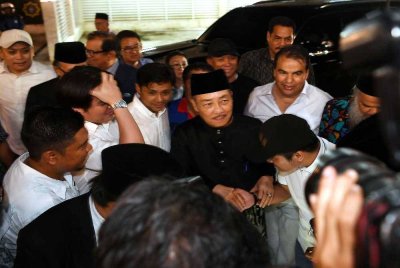 Pengerusi GRS, Datuk Seri Hajiji Noor (tengah) bersalaman dengan penyokongnya ketika tiba Kediaman Rasmi Ketua Menteri di Sri Gaya. - Foto Bernama
