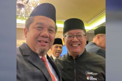 Ewon Benedick (kanan) antara individu yang dilihat hadir ketika sesi mengangkat sumpah Ketua Menteri Sabah pada awal pagi Ahad.
