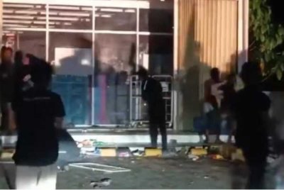 Pasar mini turut menjadi sasaran penduduk. - Foto: Agensi